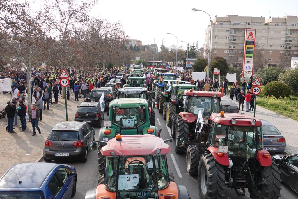 La marcha en la que participan 500 tractores y unos diez mil manifestantes llegados en 200 autobuses altera por completo la rutina de la ciudad