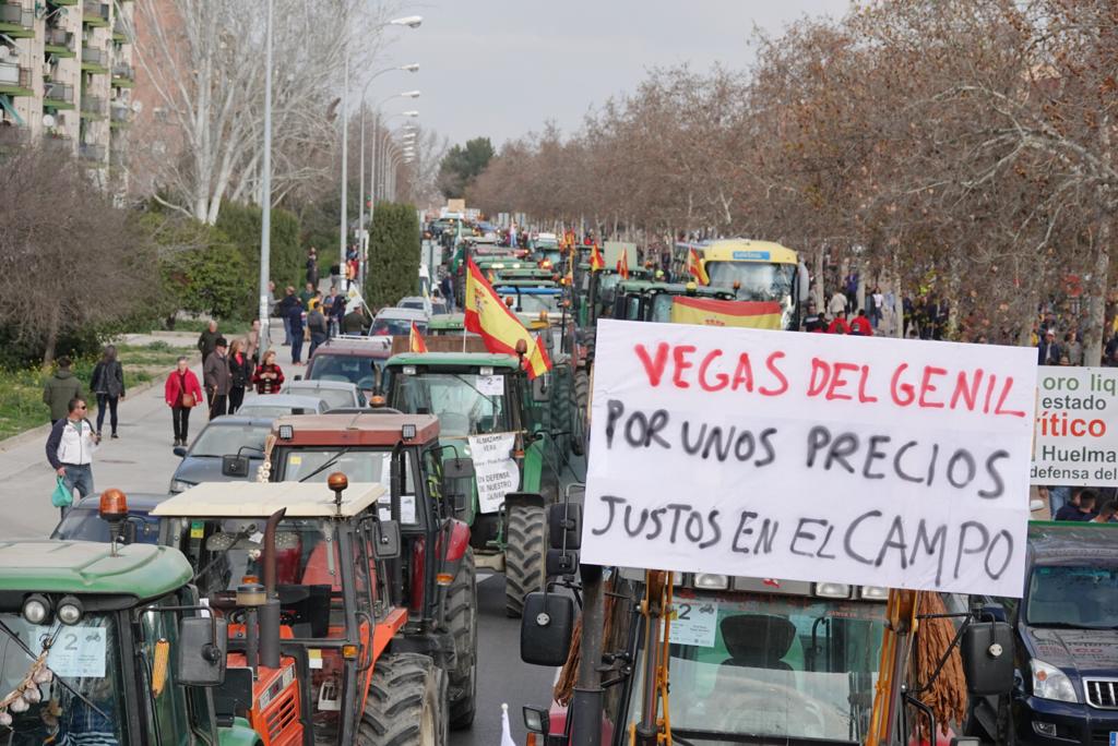 La marcha en la que participan 500 tractores y unos diez mil manifestantes llegados en 200 autobuses altera por completo la rutina de la ciudad