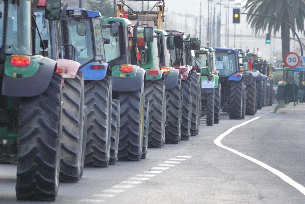 La marcha en la que participan 500 tractores y unos diez mil manifestantes llegados en 200 autobuses altera por completo la rutina de la ciudad