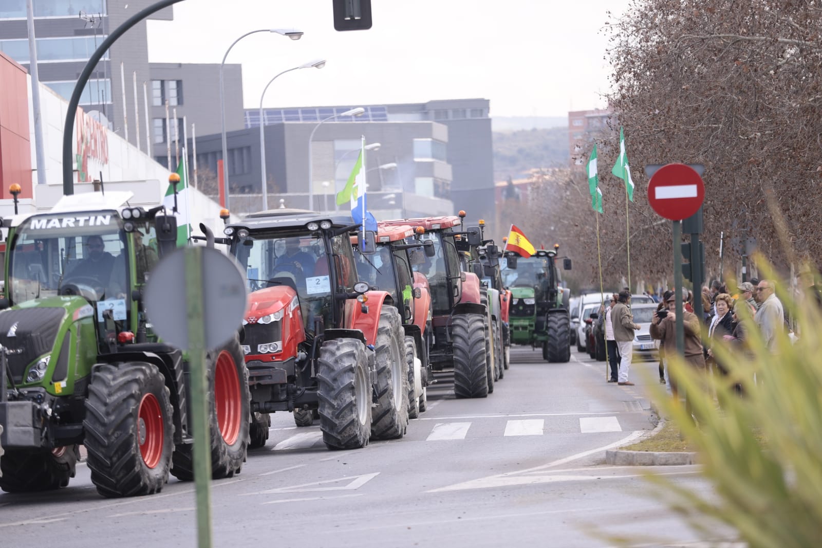 La marcha en la que participan 500 tractores y unos diez mil manifestantes llegados en 200 autobuses altera por completo la rutina de la ciudad