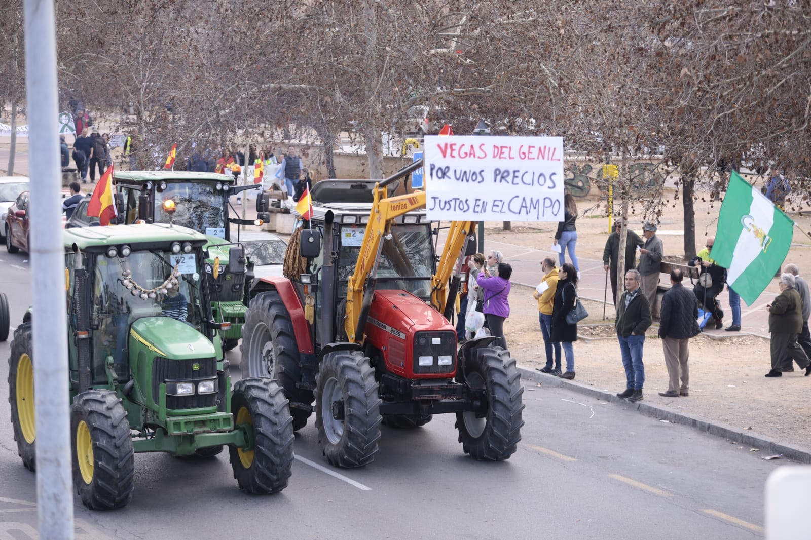 La marcha en la que participan 500 tractores y unos diez mil manifestantes llegados en 200 autobuses altera por completo la rutina de la ciudad