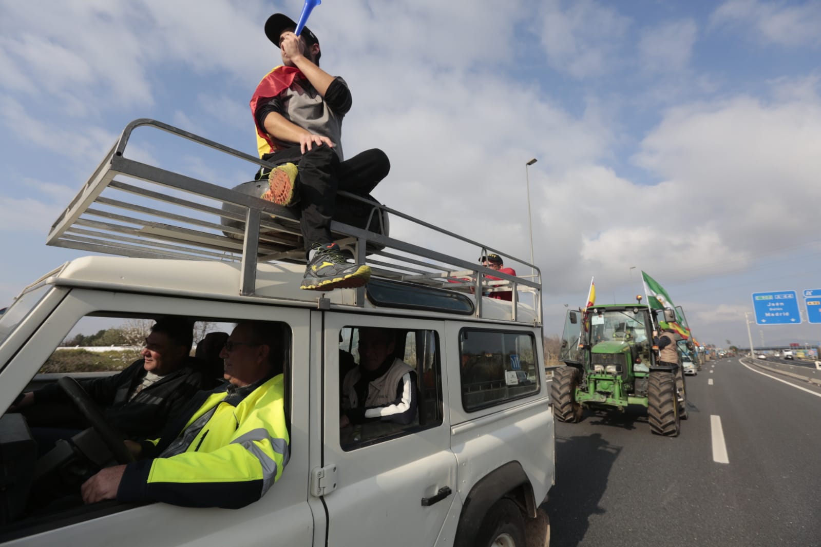 La marcha en la que participan 500 tractores y unos diez mil manifestantes llegados en 200 autobuses altera por completo la rutina de la ciudad