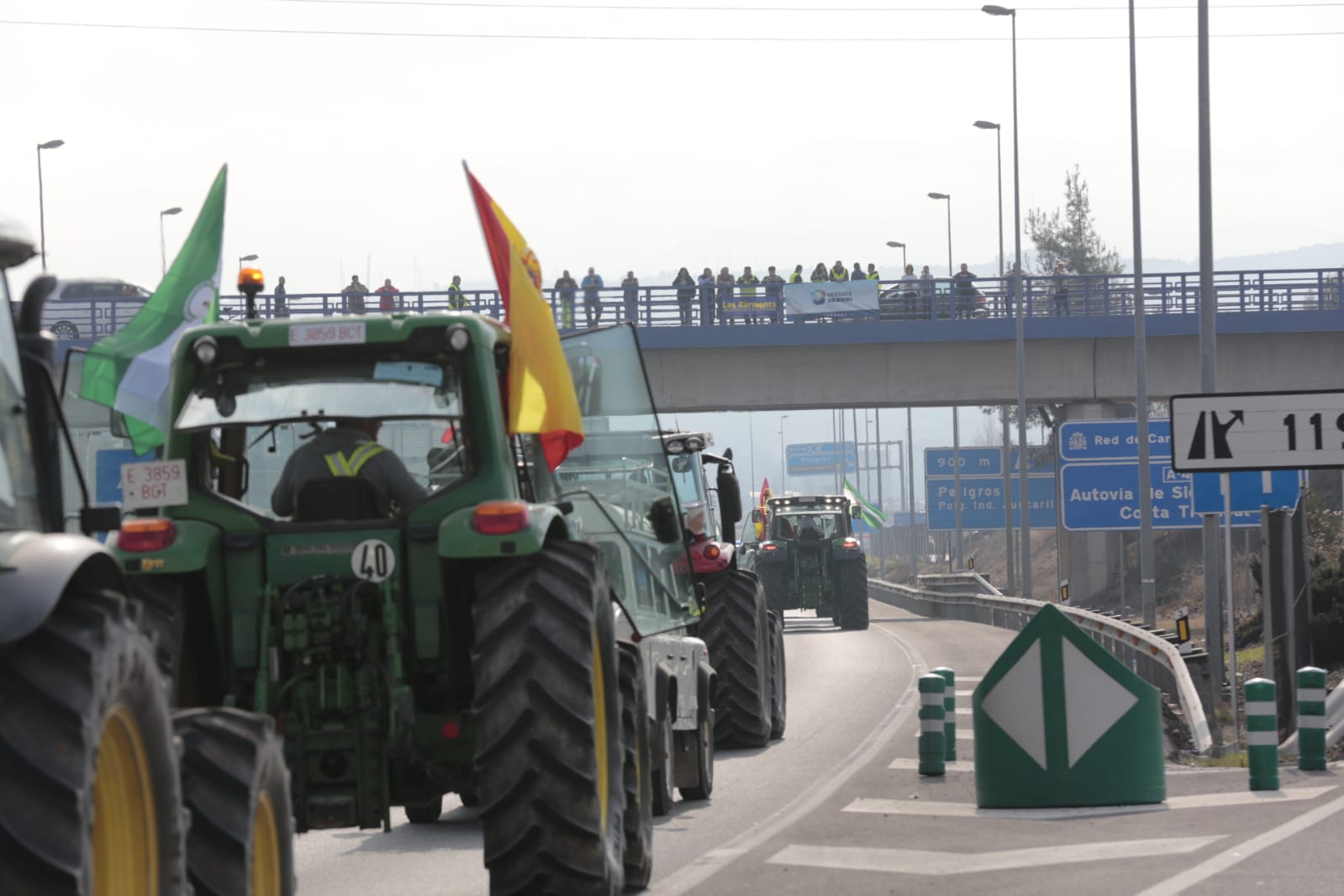 La marcha en la que participan 500 tractores y unos diez mil manifestantes llegados en 200 autobuses altera por completo la rutina de la ciudad