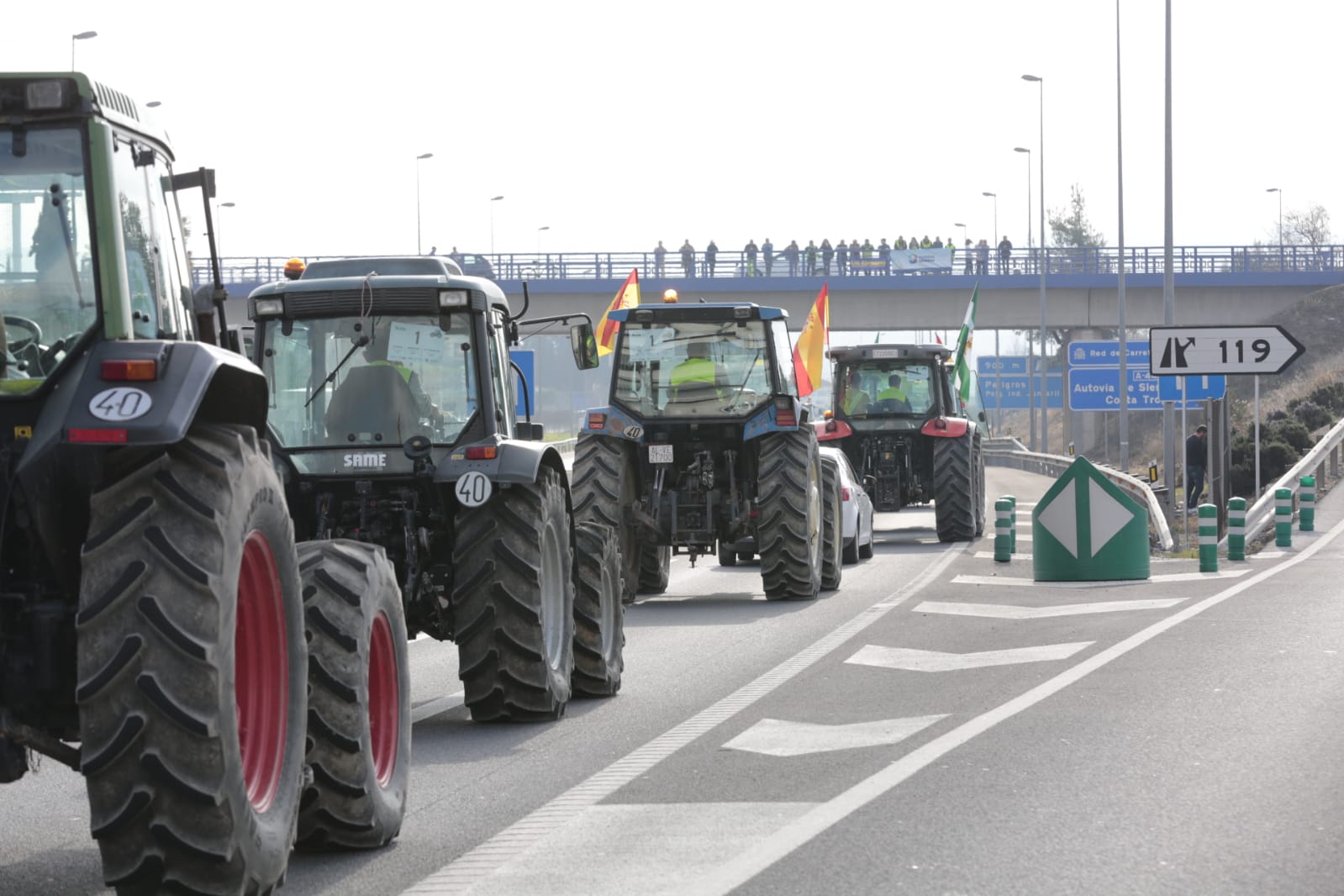 La marcha en la que participan 500 tractores y unos diez mil manifestantes llegados en 200 autobuses altera por completo la rutina de la ciudad