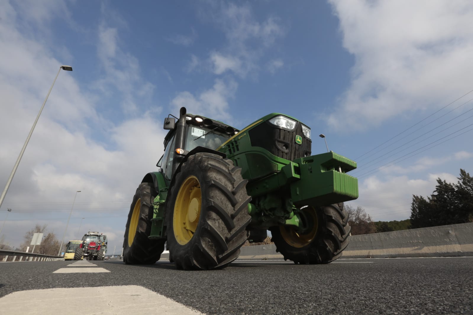 La marcha en la que participan 500 tractores y unos diez mil manifestantes llegados en 200 autobuses altera por completo la rutina de la ciudad