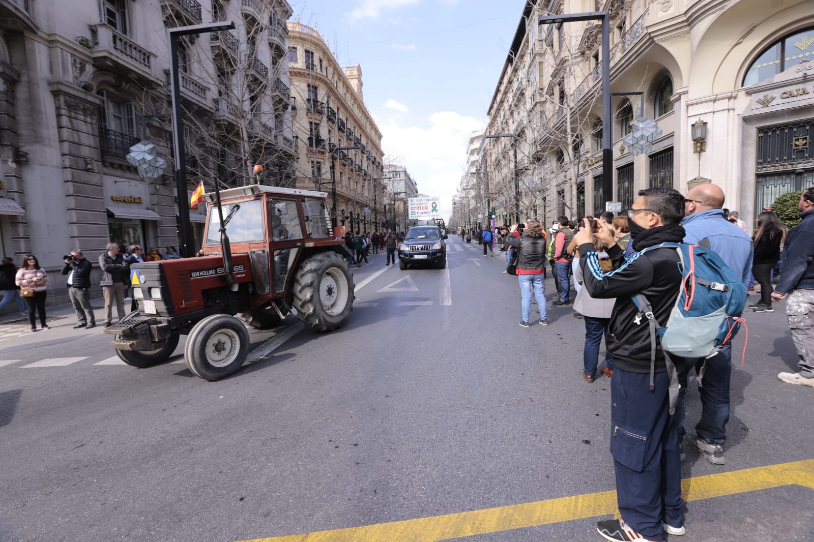 La marcha en la que participan 750 tractores y unos diez mil manifestantes llegados en 200 autobuses altera por completo la rutina de la ciudad