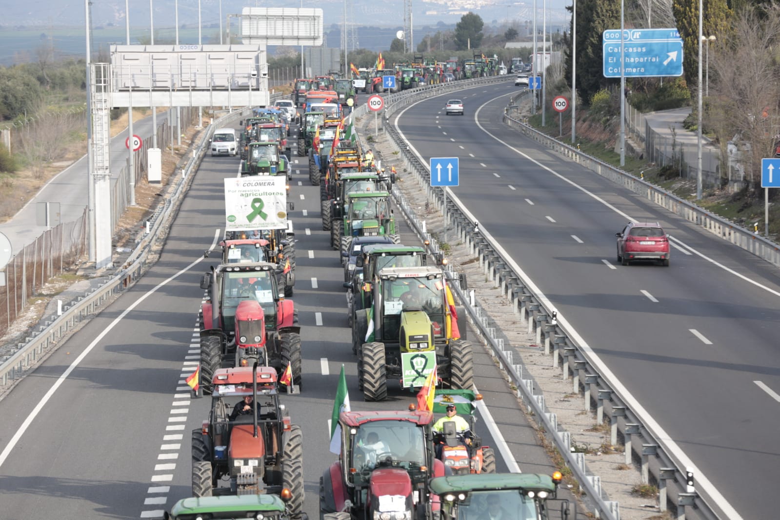 La marcha en la que participan 500 tractores y unos diez mil manifestantes llegados en 200 autobuses altera por completo la rutina de la ciudad