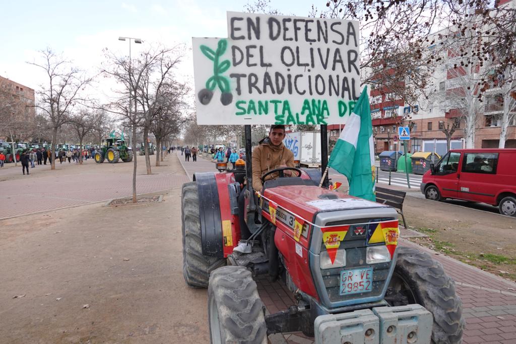 La marcha en la que participan 500 tractores y unos diez mil manifestantes llegados en 200 autobuses altera por completo la rutina de la ciudad
