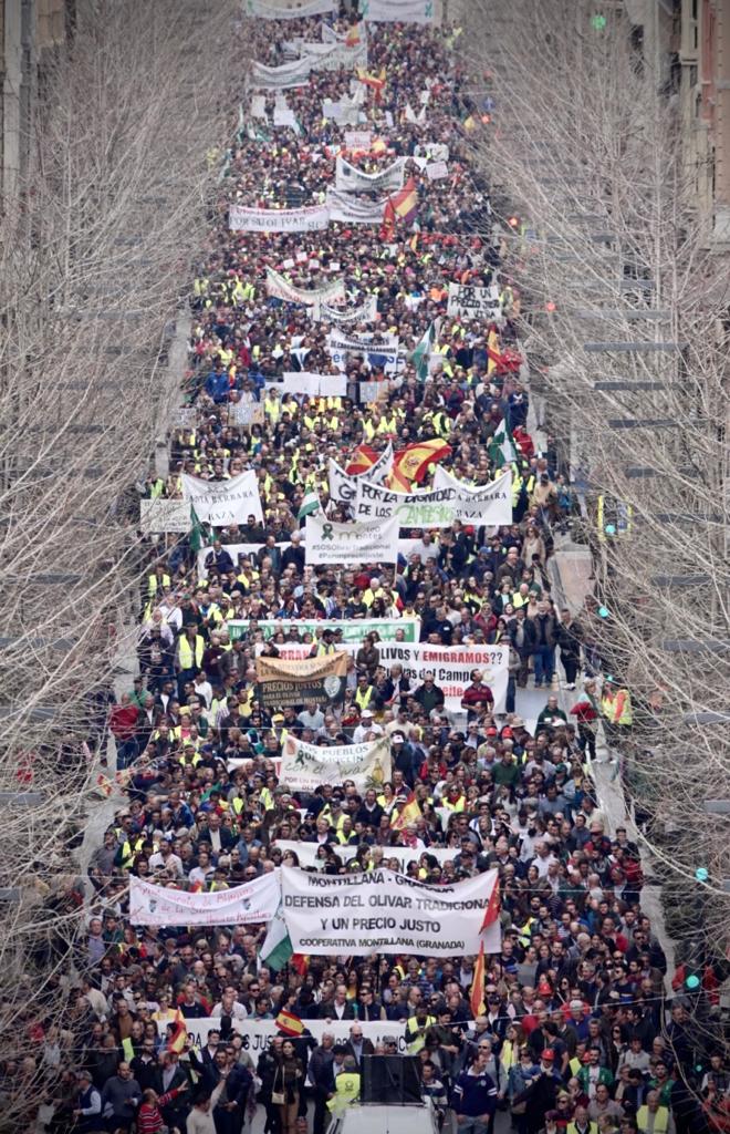 La marcha en la que participan 750 tractores y unos diez mil manifestantes llegados en 200 autobuses altera por completo la rutina de la ciudad