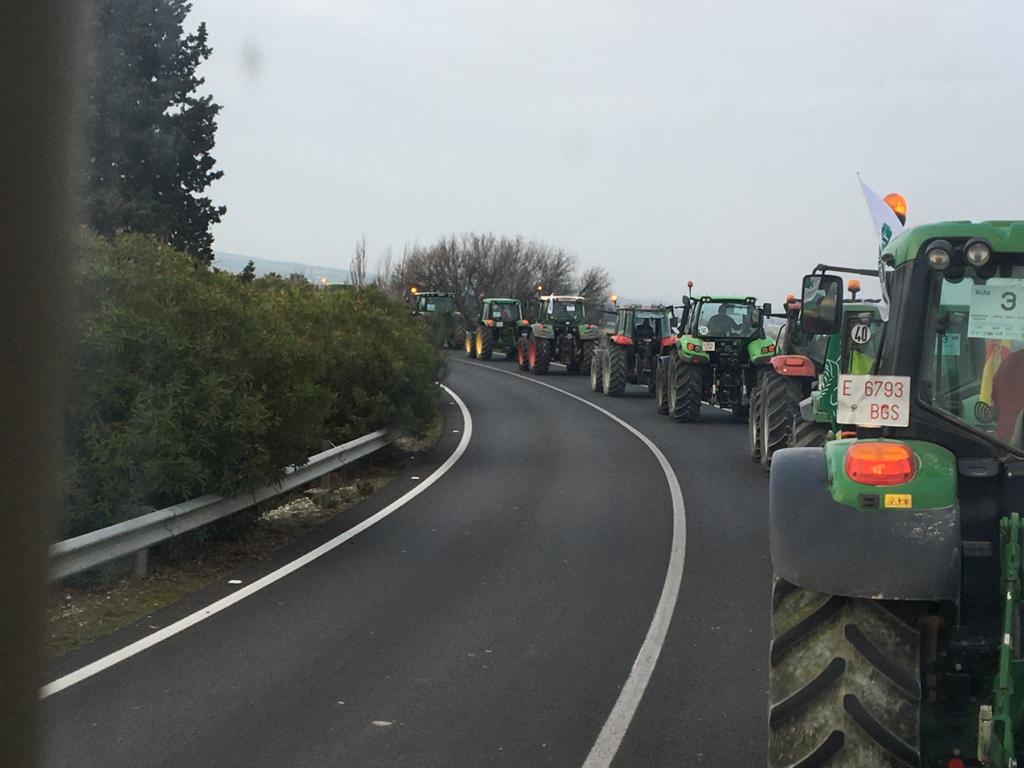 La marcha en la que participan 500 tractores y unos diez mil manifestantes llegados en 200 autobuses altera por completo la rutina de la ciudad