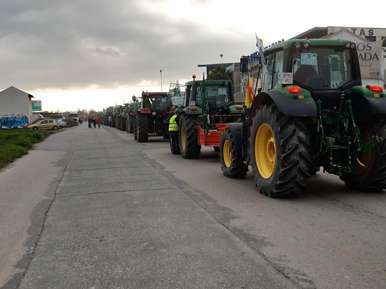 La marcha en la que participan 500 tractores y unos diez mil manifestantes llegados en 200 autobuses altera por completo la rutina de la ciudad