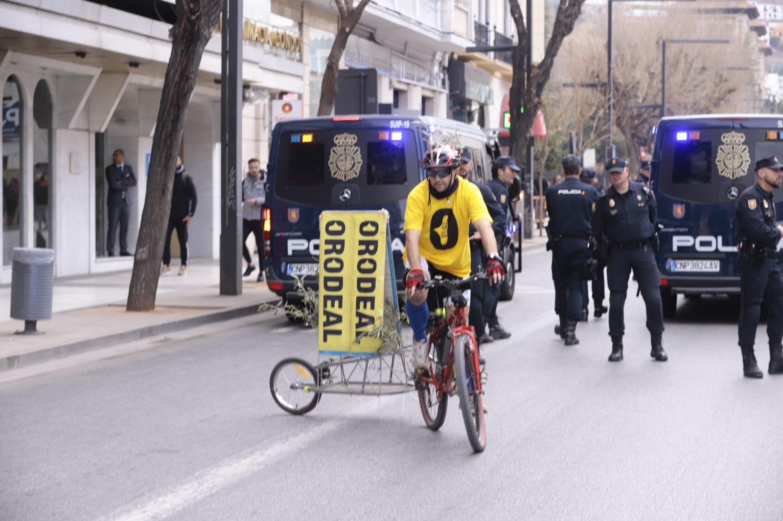 La marcha en la que participan 750 tractores y unos diez mil manifestantes llegados en 200 autobuses altera por completo la rutina de la ciudad