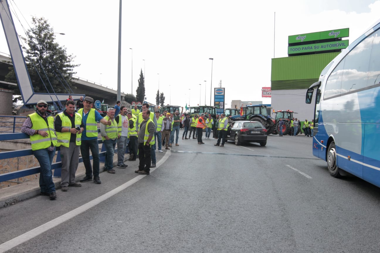 La marcha en la que participan 750 tractores y unos diez mil manifestantes llegados en 200 autobuses altera por completo la rutina de la ciudad