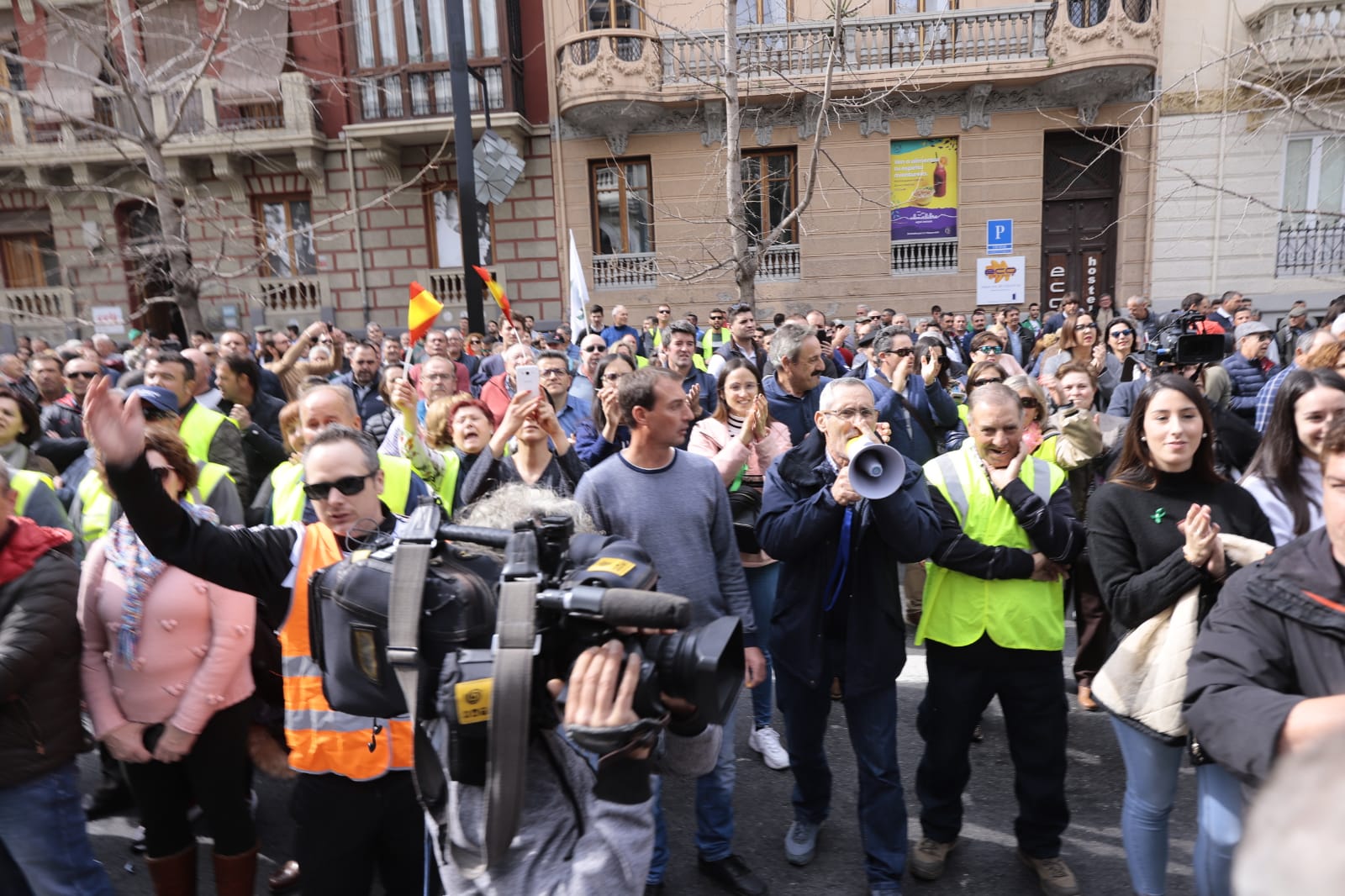 La marcha en la que participan 750 tractores y unos diez mil manifestantes llegados en 200 autobuses altera por completo la rutina de la ciudad