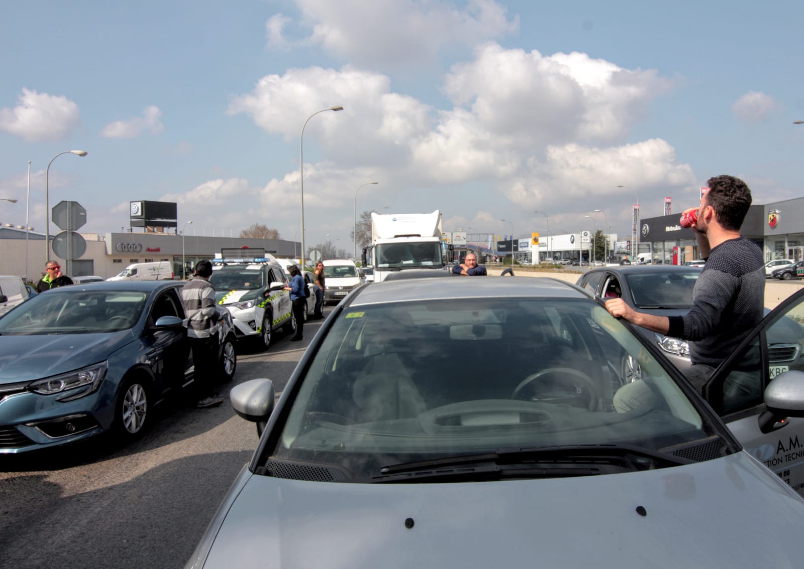 La marcha en la que participan 750 tractores y unos diez mil manifestantes llegados en 200 autobuses altera por completo la rutina de la ciudad