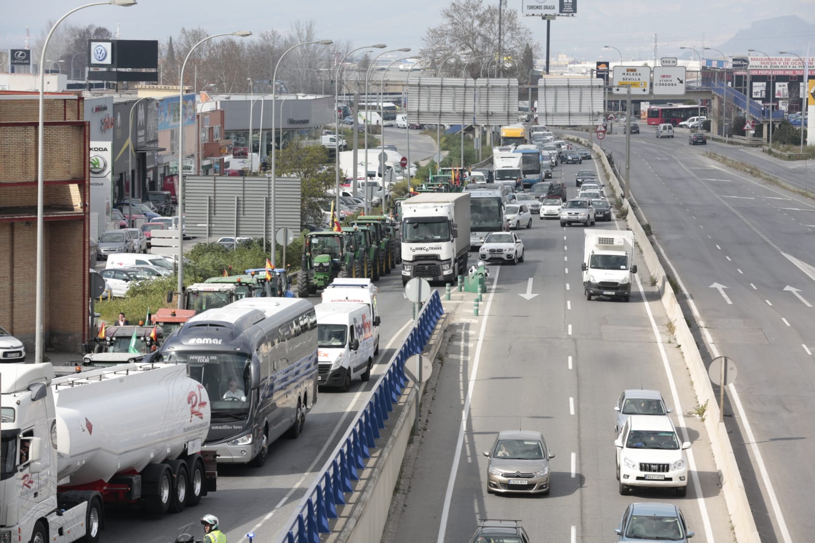 La marcha en la que participan 750 tractores y unos diez mil manifestantes llegados en 200 autobuses altera por completo la rutina de la ciudad