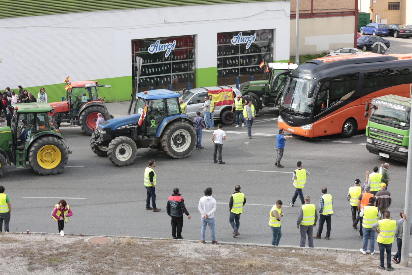 La marcha en la que participan 750 tractores y unos diez mil manifestantes llegados en 200 autobuses altera por completo la rutina de la ciudad