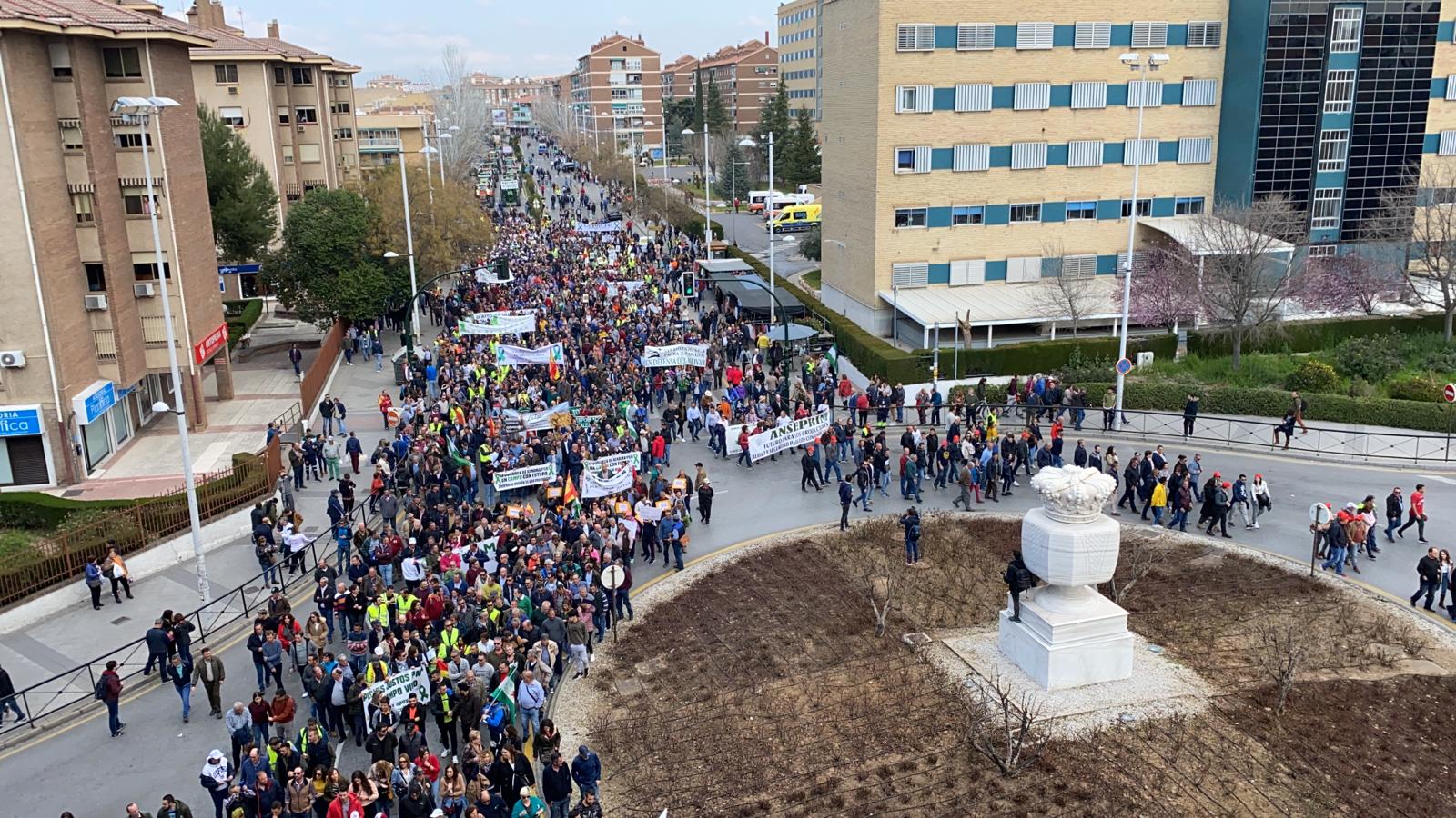 La marcha en la que participan 500 tractores y unos diez mil manifestantes llegados en 200 autobuses altera por completo la rutina de la ciudad