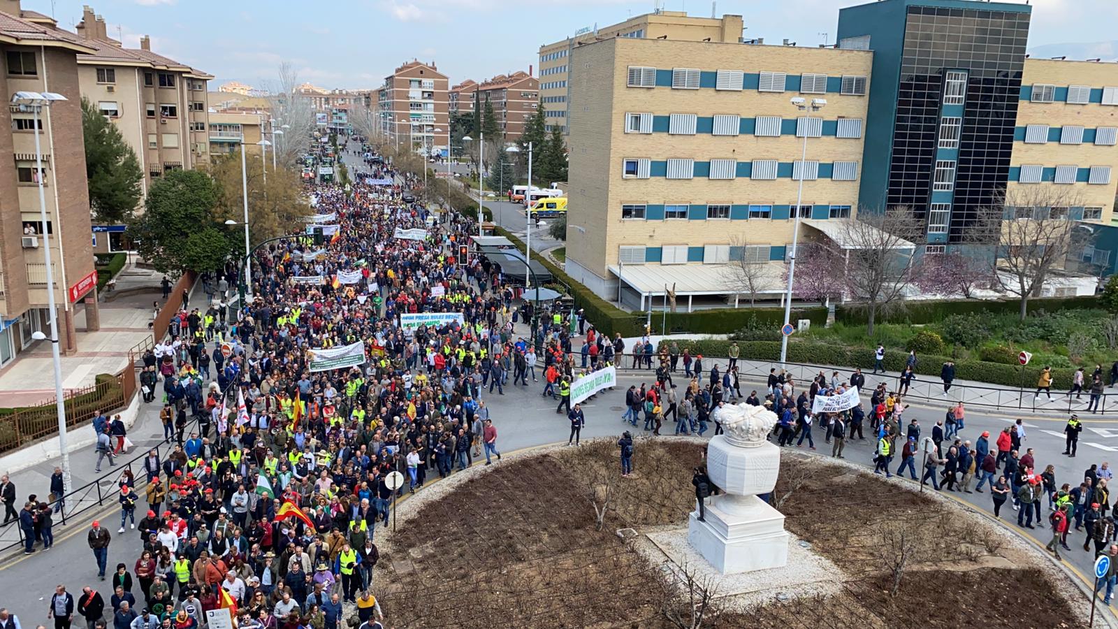 La marcha en la que participaron más de 500 tractores y unos diez mil manifestantes llegados en 200 autobuses alteró por completo la rutina de la ciudad