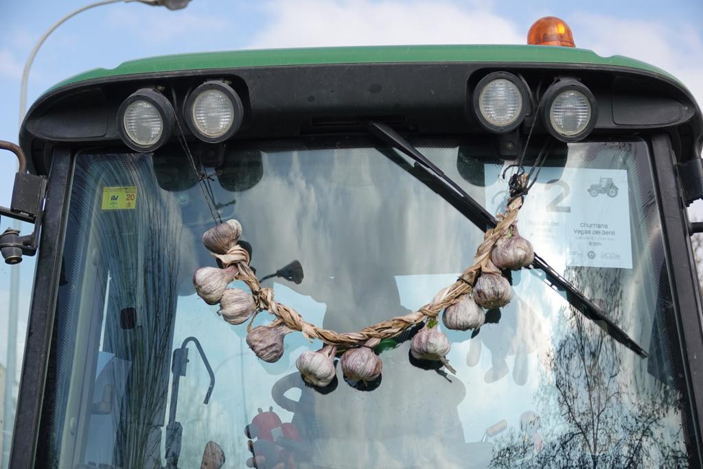 La marcha en la que participan 500 tractores y unos diez mil manifestantes llegados en 200 autobuses altera por completo la rutina de la ciudad