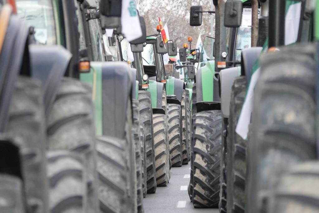 La marcha en la que participan 500 tractores y unos diez mil manifestantes llegados en 200 autobuses altera por completo la rutina de la ciudad