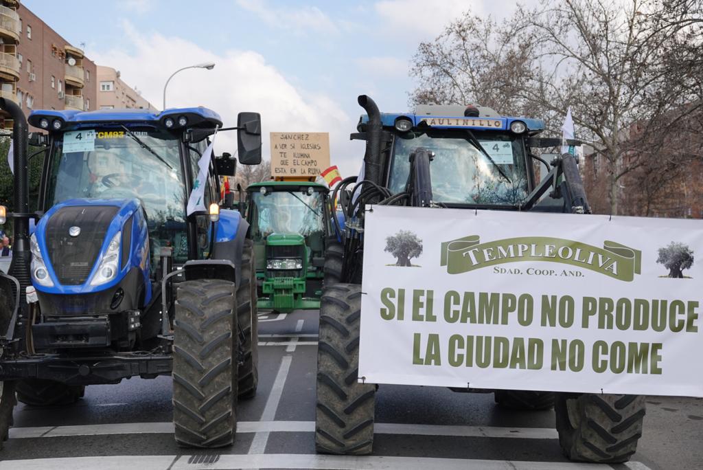 La marcha en la que participan 500 tractores y unos diez mil manifestantes llegados en 200 autobuses altera por completo la rutina de la ciudad