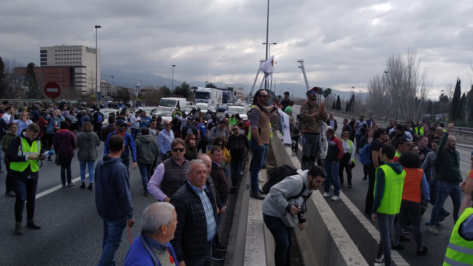 La marcha en la que participan 750 tractores y unos diez mil manifestantes llegados en 200 autobuses altera por completo la rutina de la ciudad