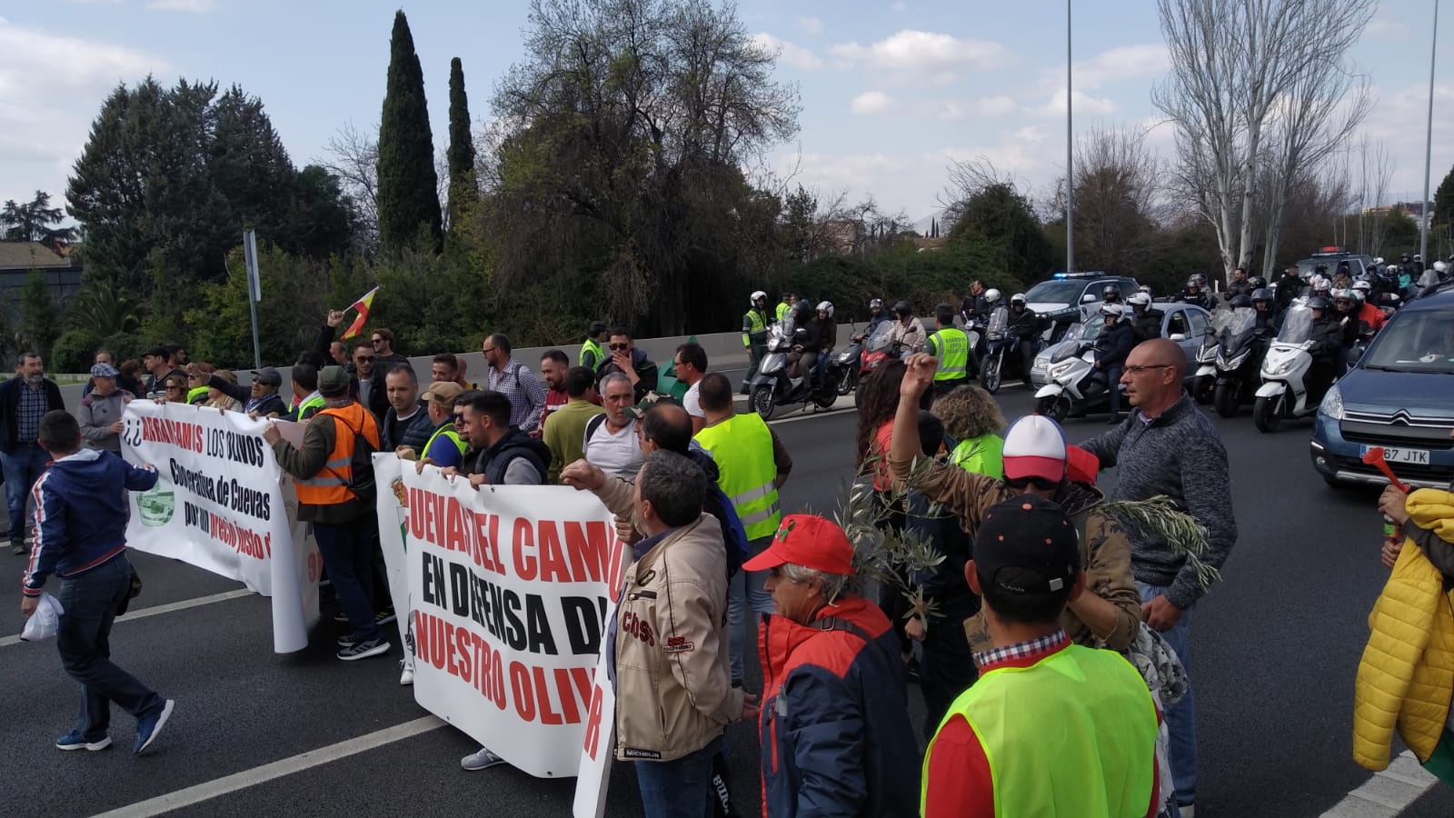 La marcha en la que participan 750 tractores y unos diez mil manifestantes llegados en 200 autobuses altera por completo la rutina de la ciudad
