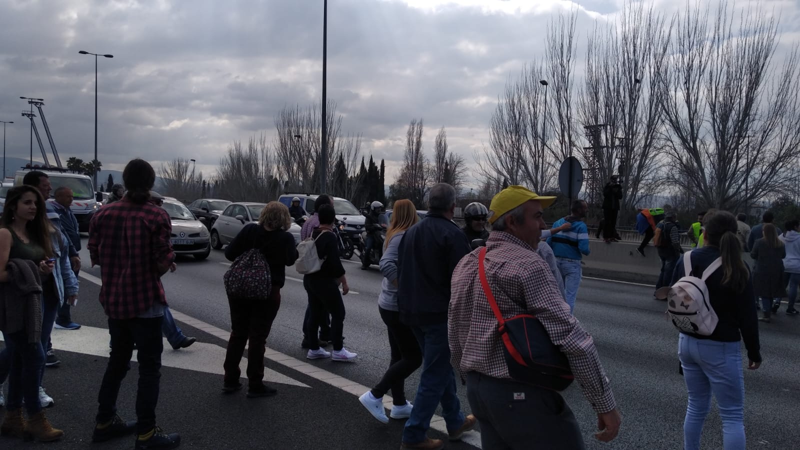 La marcha en la que participan 750 tractores y unos diez mil manifestantes llegados en 200 autobuses altera por completo la rutina de la ciudad
