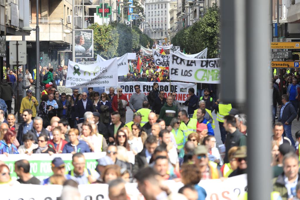 La marcha en la que participan 750 tractores y unos diez mil manifestantes llegados en 200 autobuses altera por completo la rutina de la ciudad