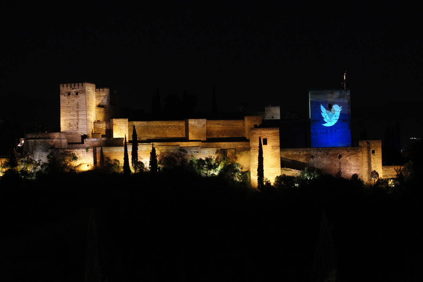 La Alhambra iluminada con el símbolo de Twitter