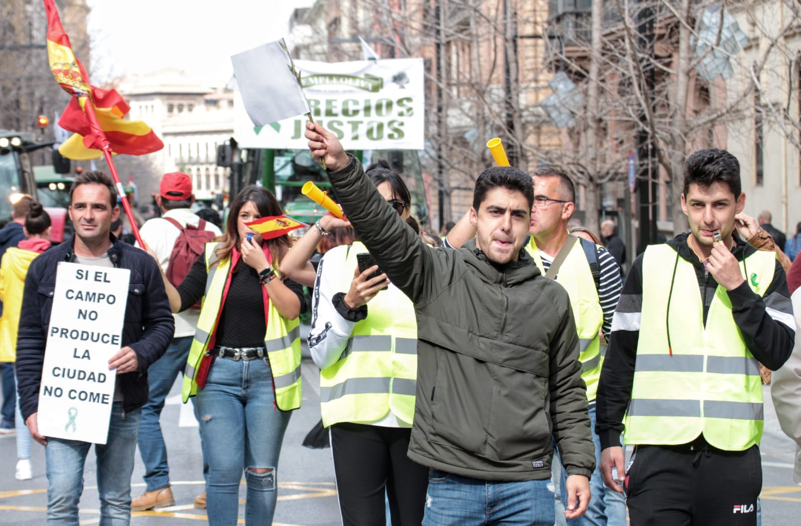 La marcha en la que participan 750 tractores y unos diez mil manifestantes llegados en 200 autobuses altera por completo la rutina de la ciudad