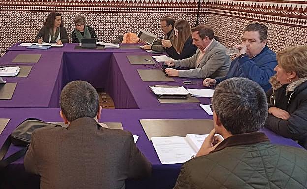 Comisión de Transparencia, con el gerente de Castillo, a la derecha. 