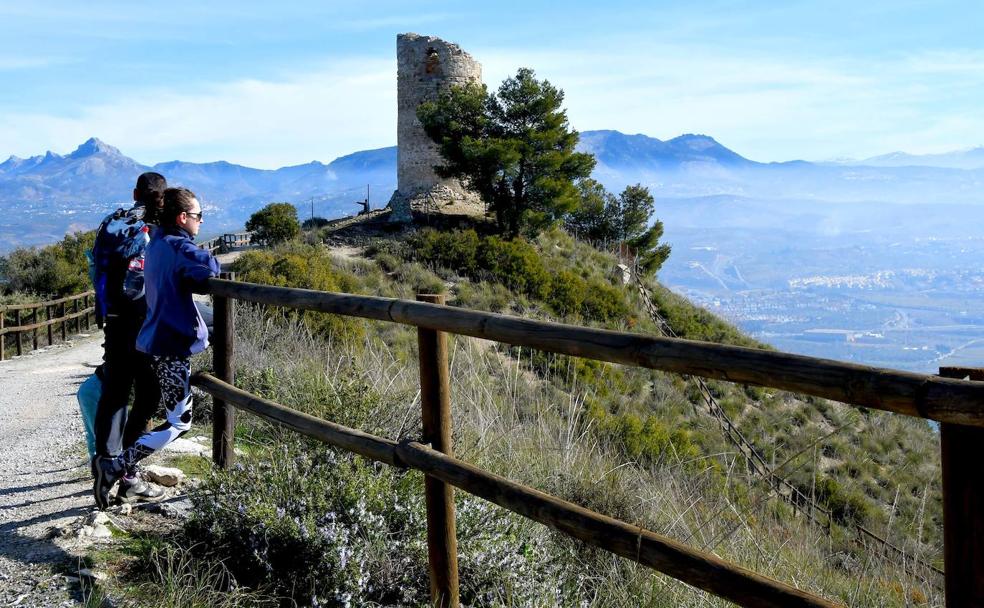 Una pareja contempla el valle de Granada desde el Torreón de Sierra Albolote, en Sierra Elvira. 