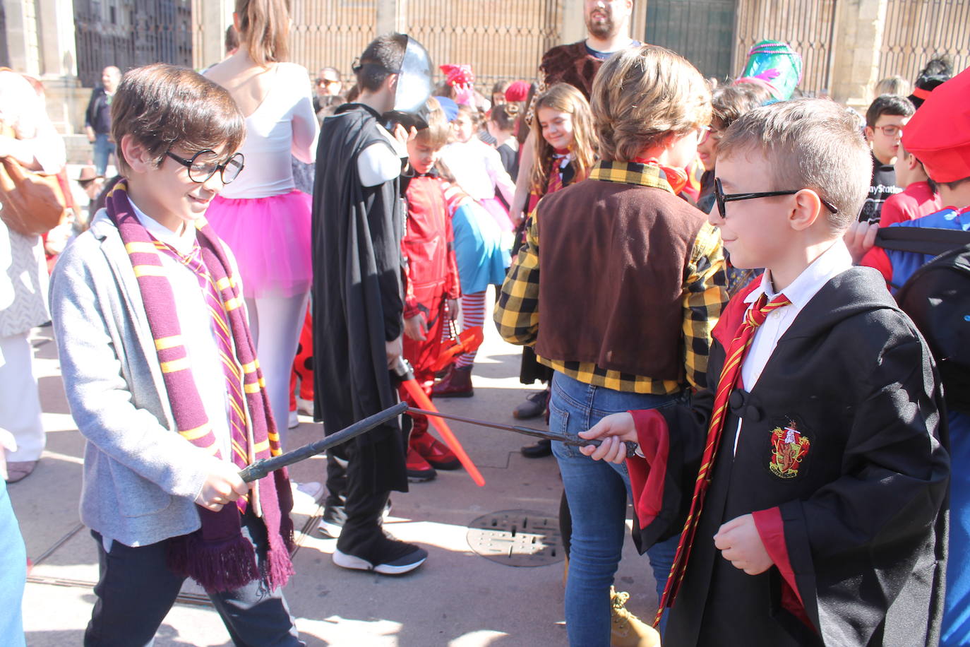 El pasacalles infantil de los colegios de la ciudad ha inundado de color y alegría la plaza de Santa María 