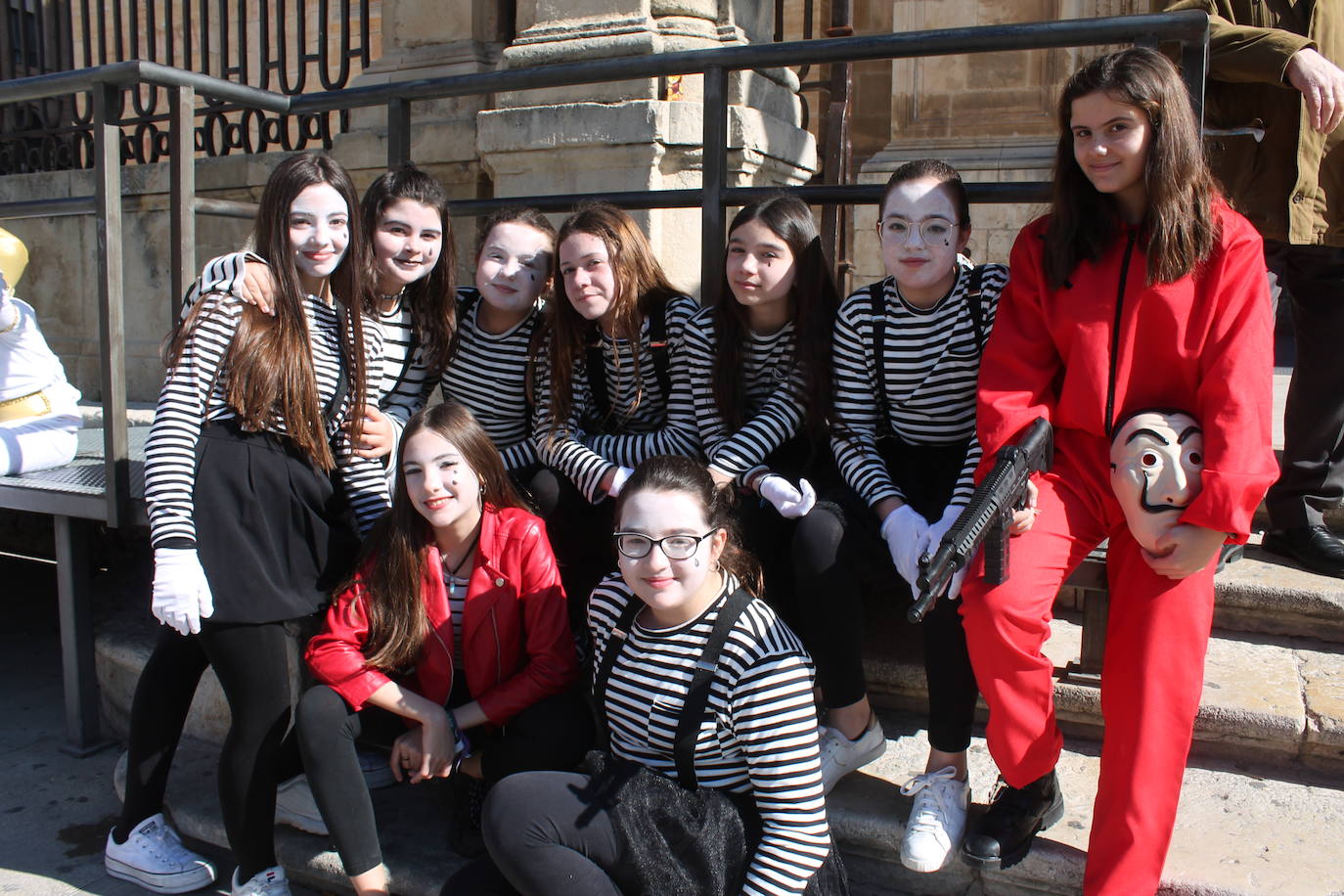 El pasacalles infantil de los colegios de la ciudad ha inundado de color y alegría la plaza de Santa María 