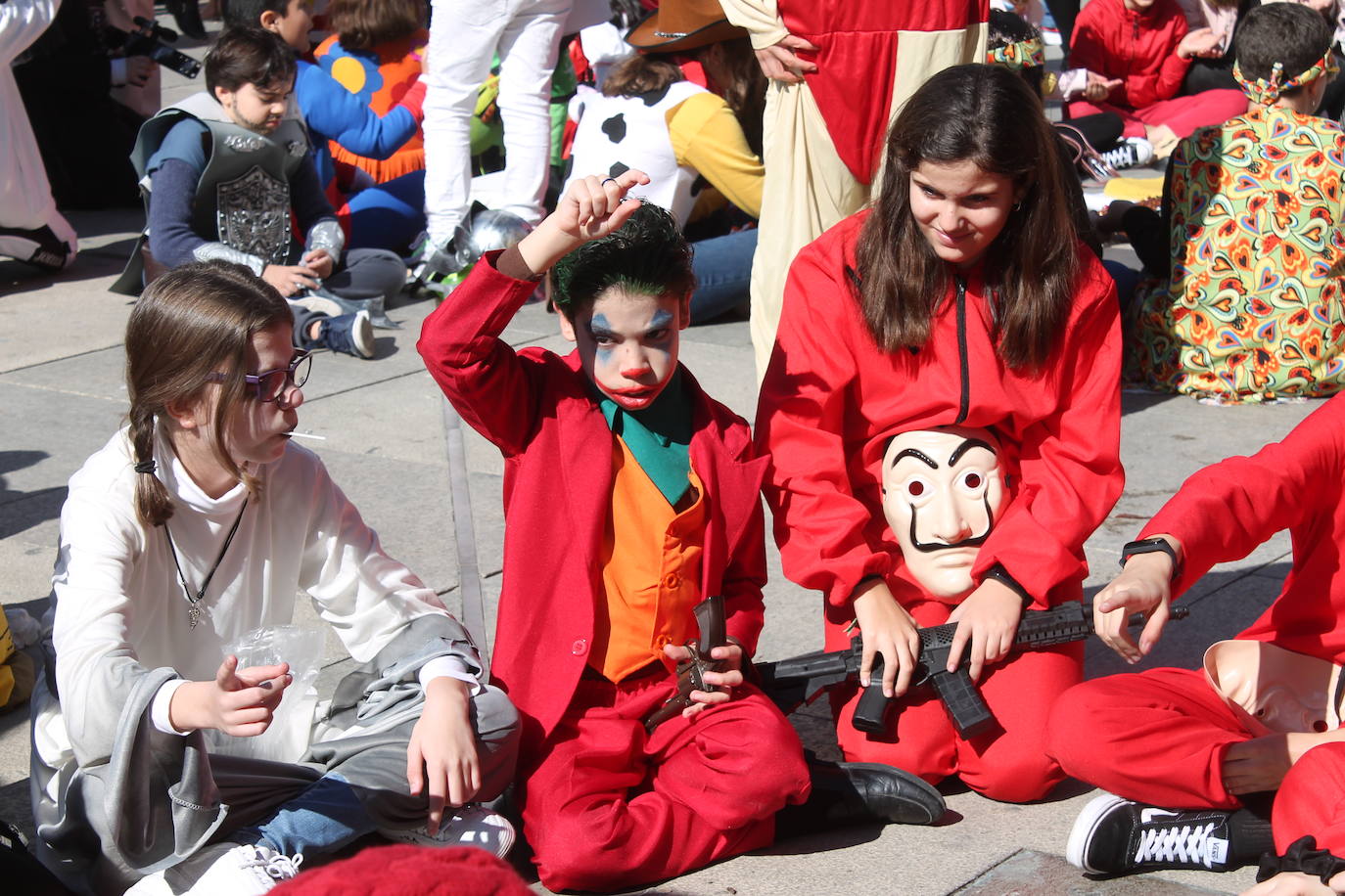 El pasacalles infantil de los colegios de la ciudad ha inundado de color y alegría la plaza de Santa María 