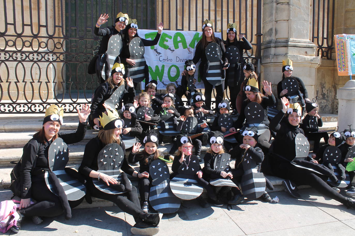El pasacalles infantil de los colegios de la ciudad ha inundado de color y alegría la plaza de Santa María 