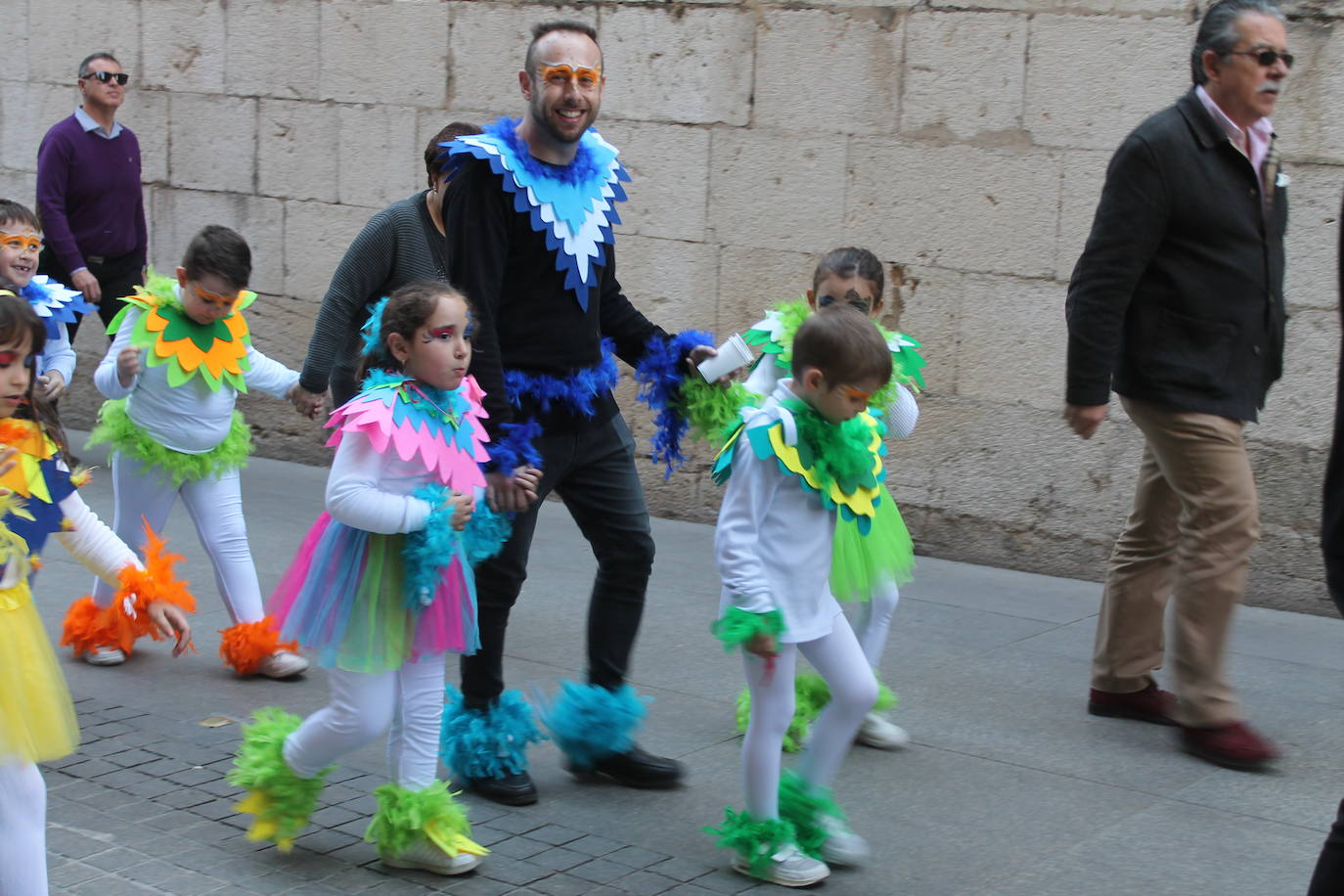 El pasacalles infantil de los colegios de la ciudad ha inundado de color y alegría la plaza de Santa María 