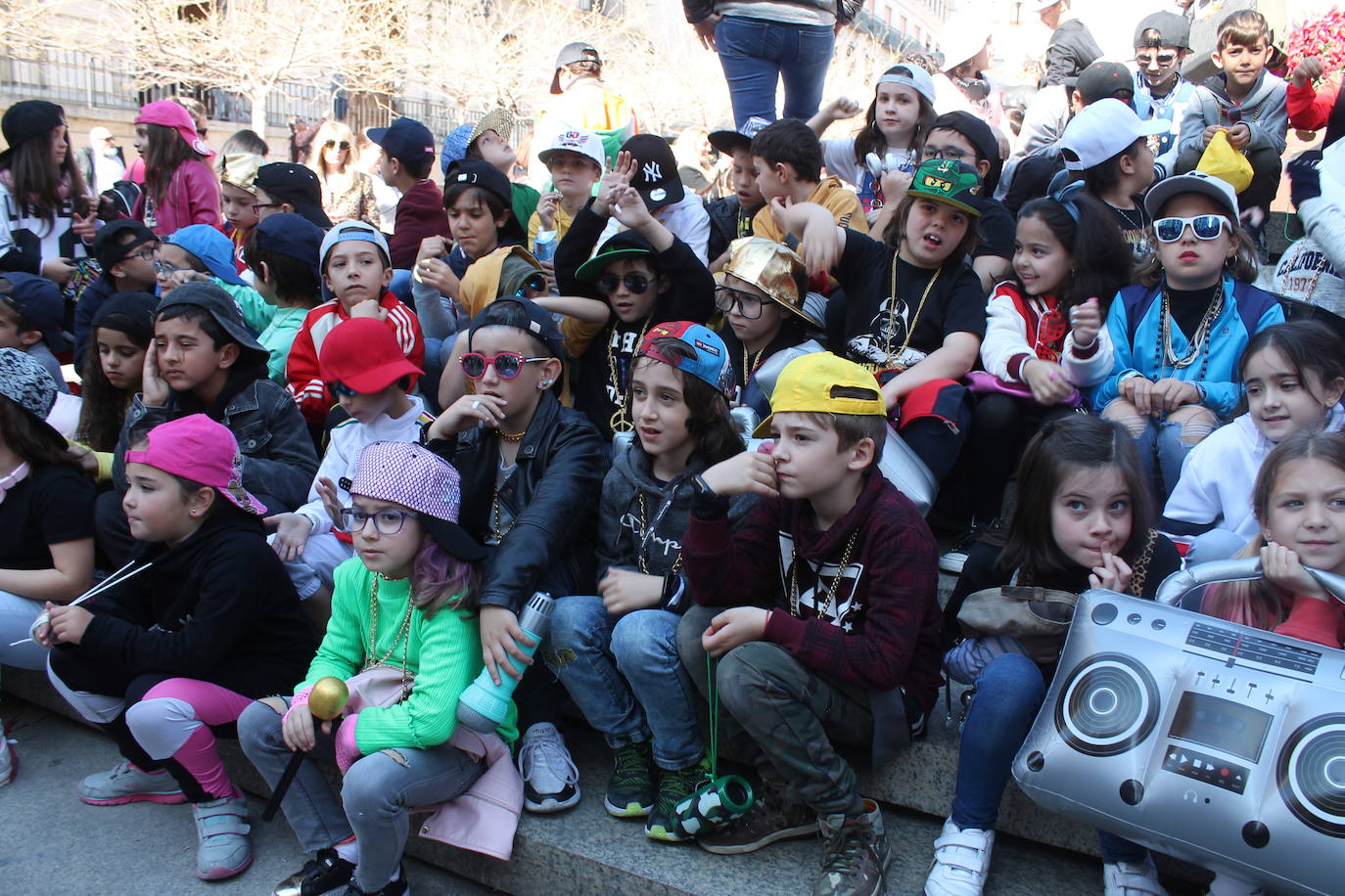 El pasacalles infantil de los colegios de la ciudad ha inundado de color y alegría la plaza de Santa María 