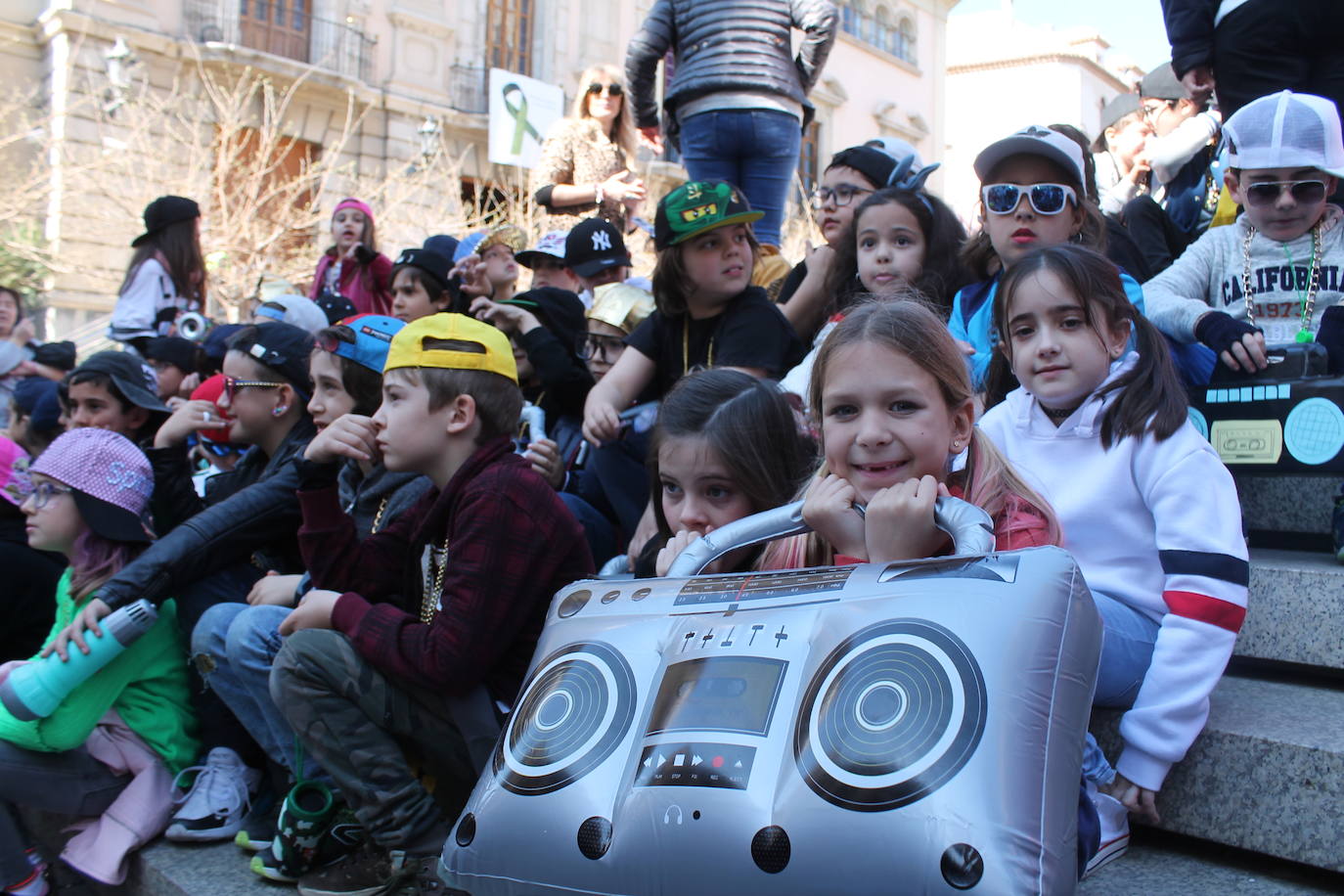 El pasacalles infantil de los colegios de la ciudad ha inundado de color y alegría la plaza de Santa María 