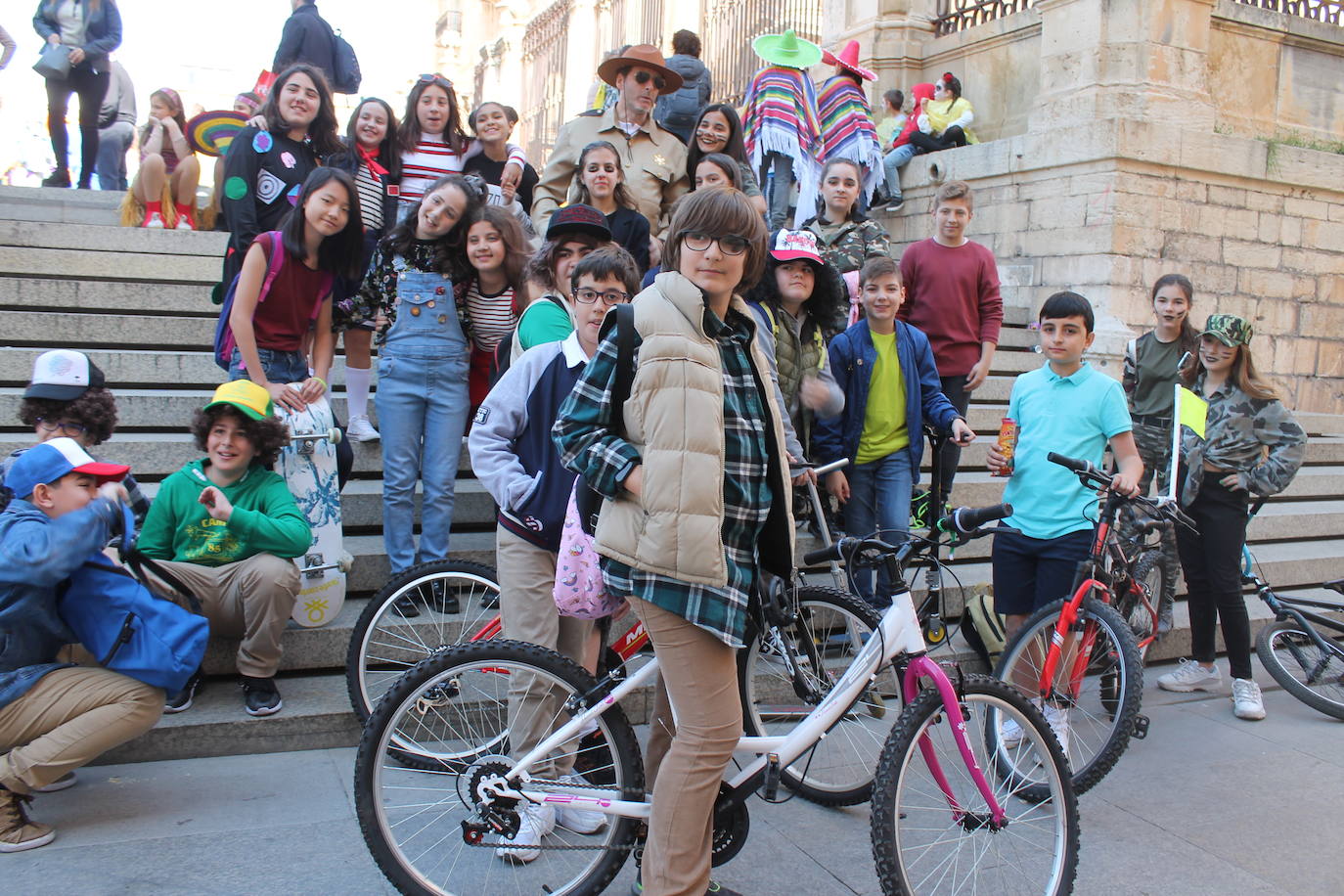 El pasacalles infantil de los colegios de la ciudad ha inundado de color y alegría la plaza de Santa María 