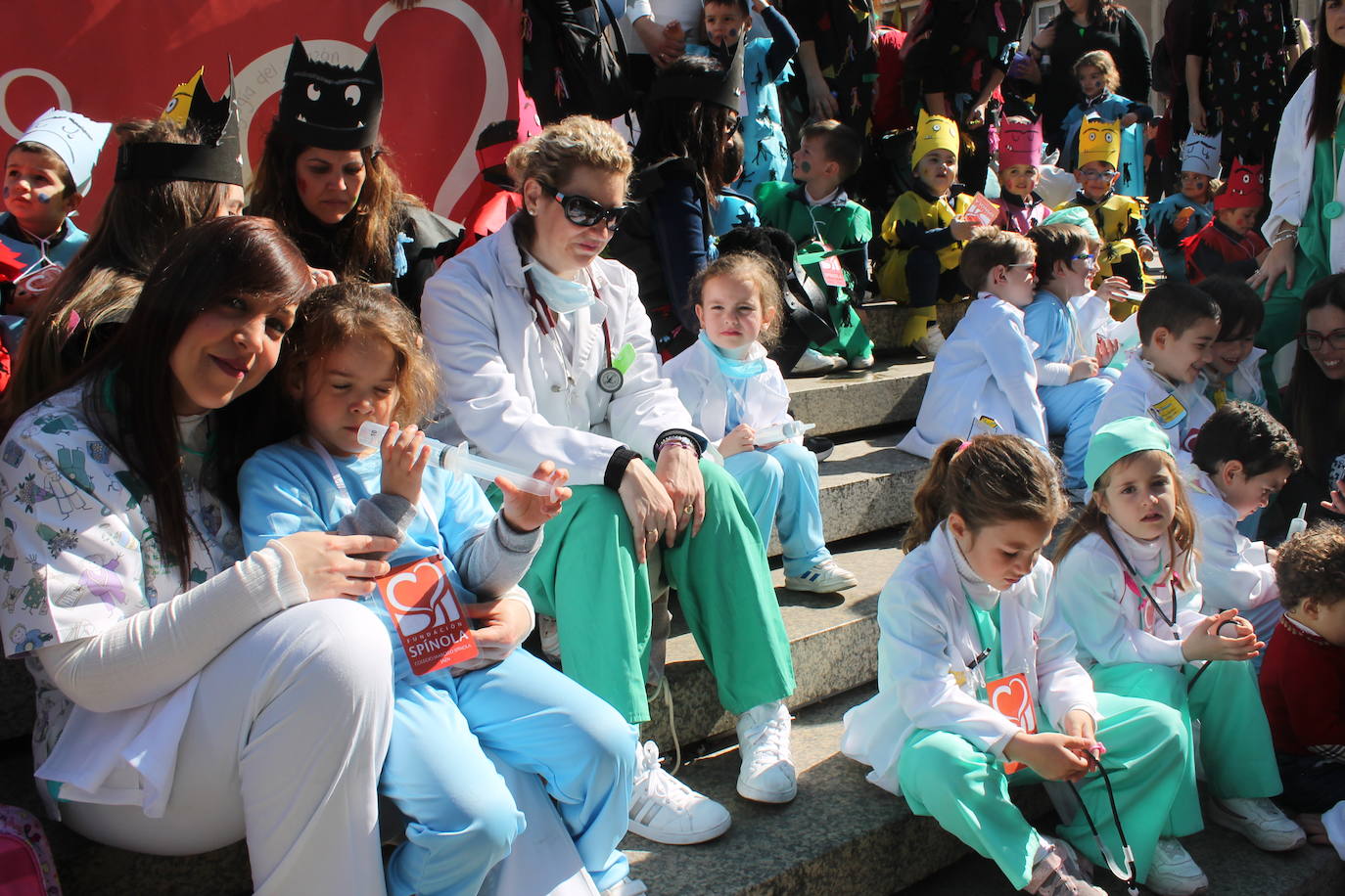 El pasacalles infantil de los colegios de la ciudad ha inundado de color y alegría la plaza de Santa María 