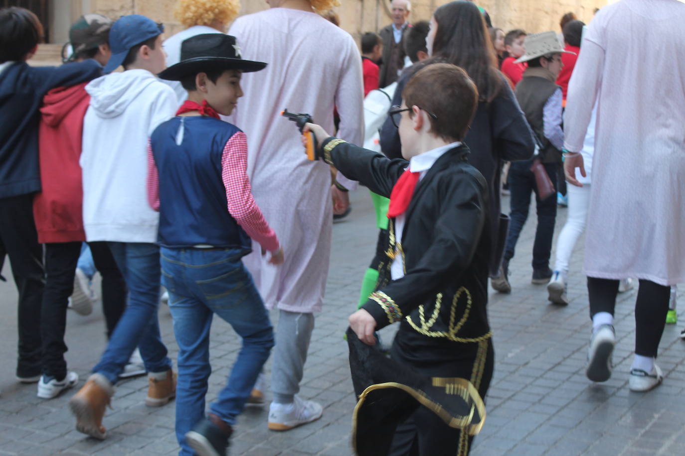 El pasacalles infantil de los colegios de la ciudad ha inundado de color y alegría la plaza de Santa María 