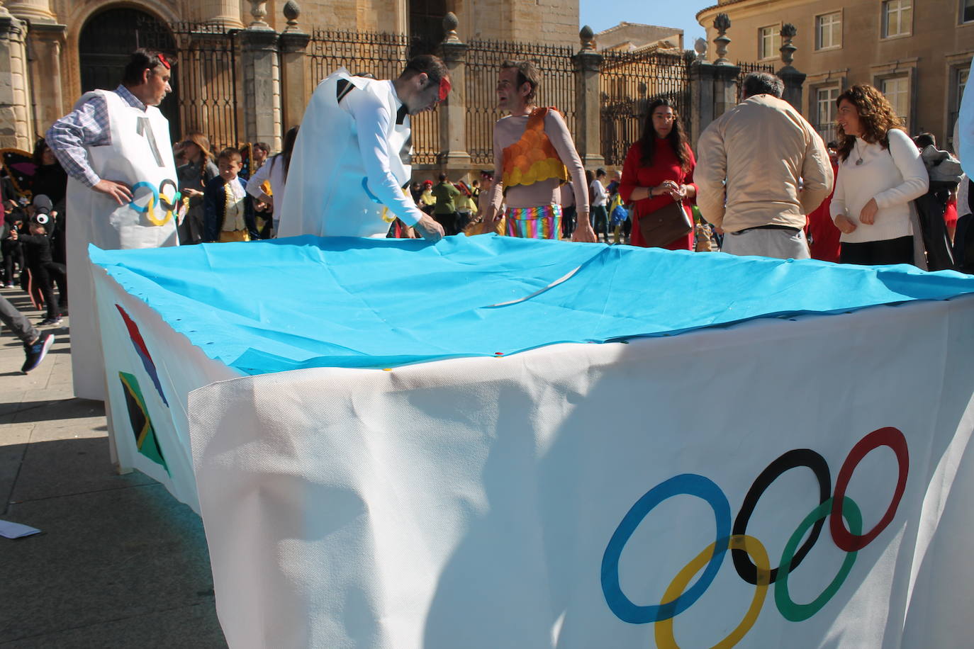 El pasacalles infantil de los colegios de la ciudad ha inundado de color y alegría la plaza de Santa María 