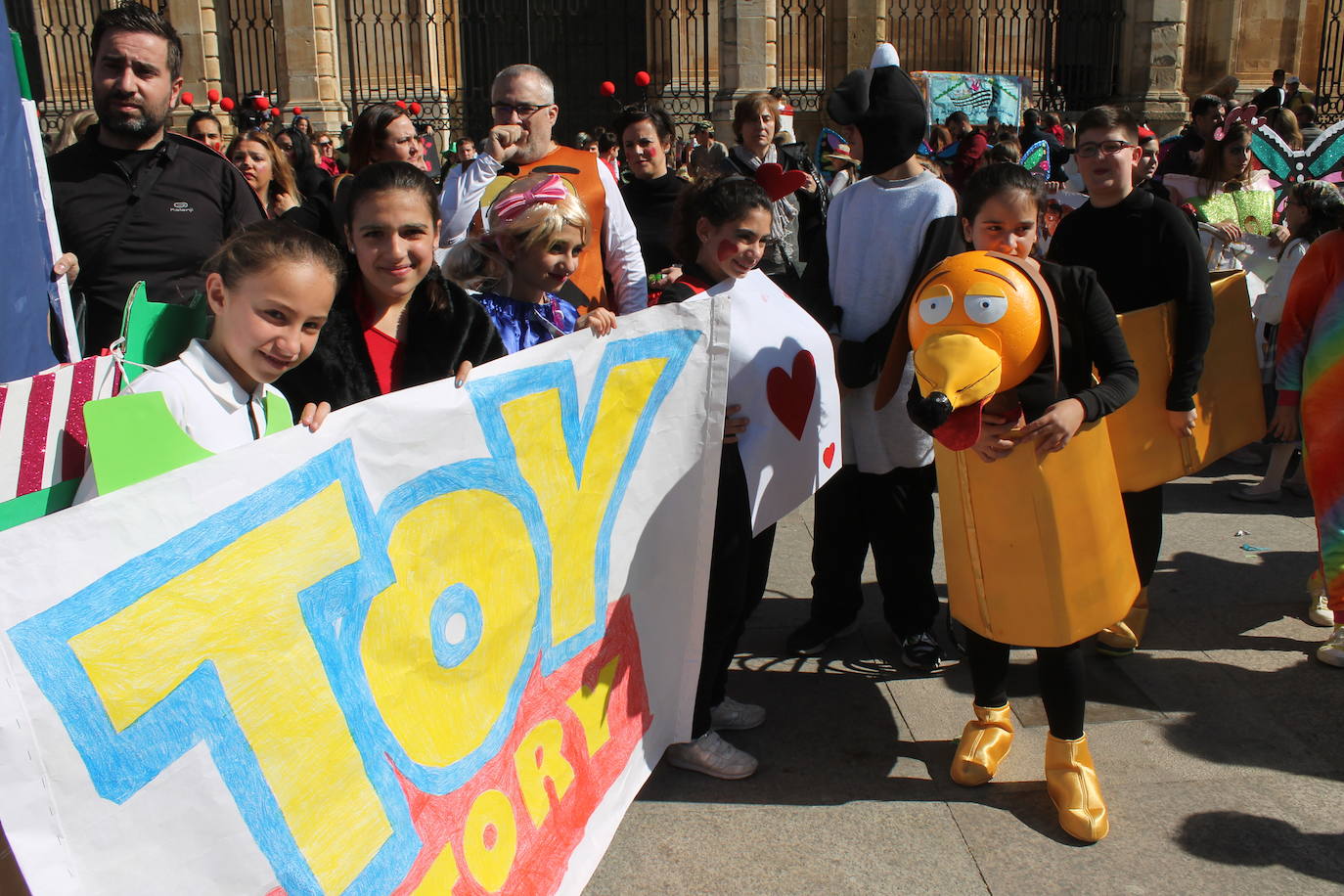 El pasacalles infantil de los colegios de la ciudad ha inundado de color y alegría la plaza de Santa María 