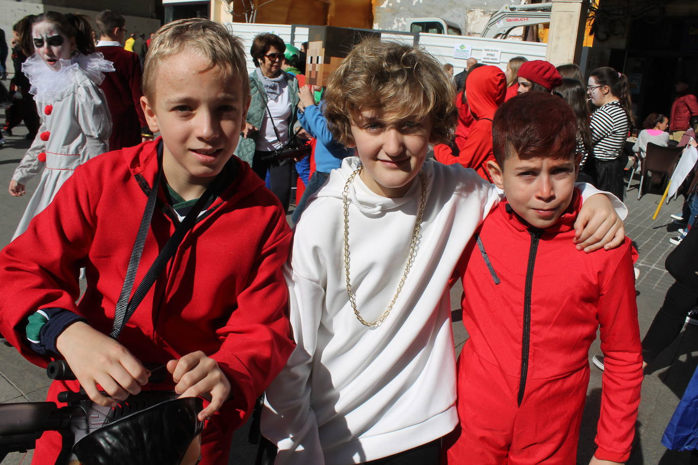 El pasacalles infantil de los colegios de la ciudad ha inundado de color y alegría la plaza de Santa María 