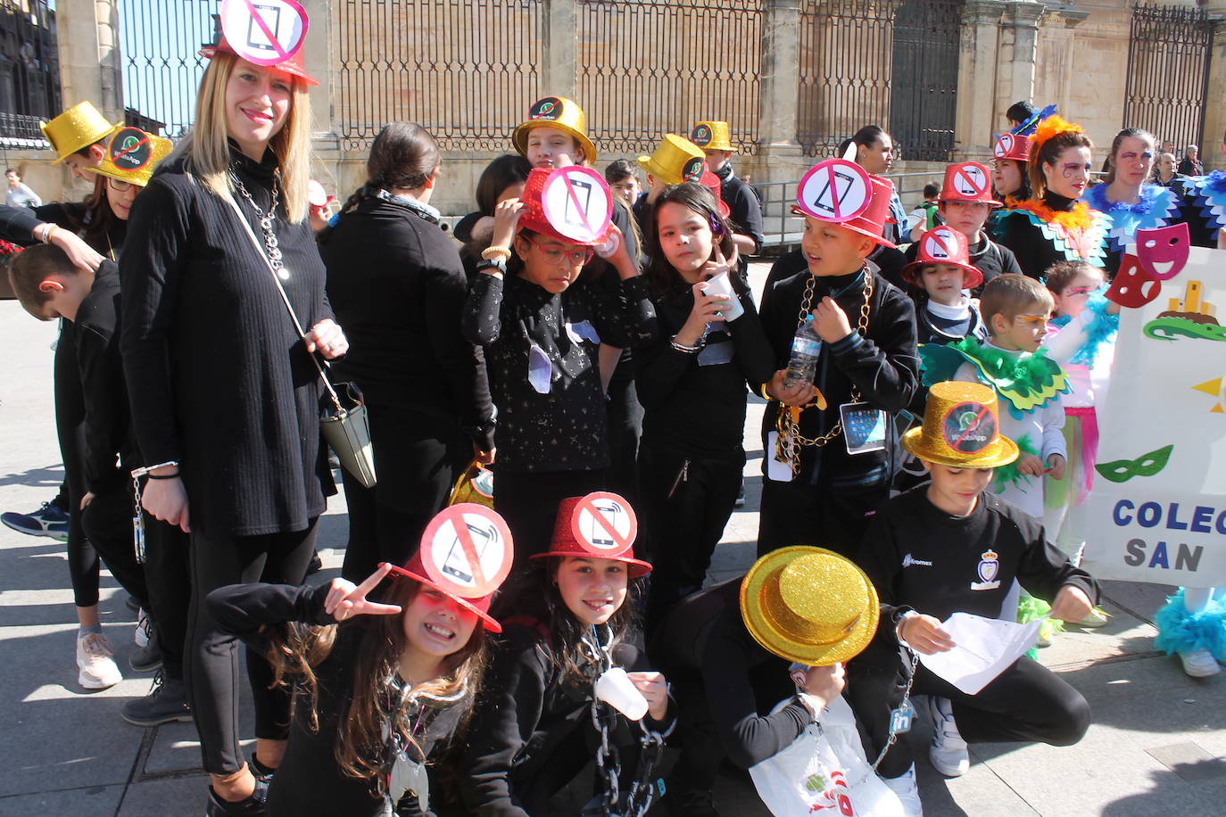 El pasacalles infantil de los colegios de la ciudad ha inundado de color y alegría la plaza de Santa María 