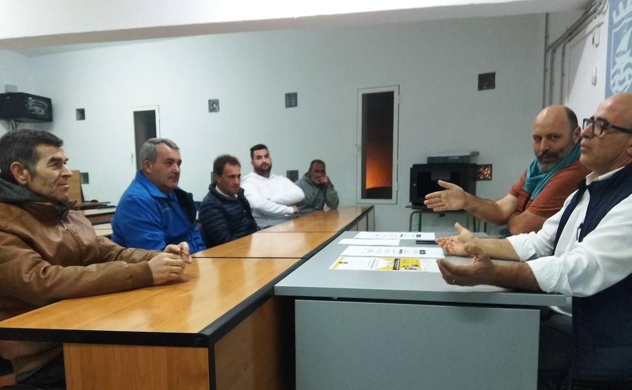 El edil en la reunión informativa.