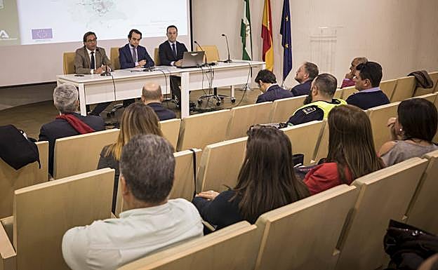 El delegado de Fomento, Antonio Granados, se reunió ayer con concejales y alcaldes para presentarles este plan. 